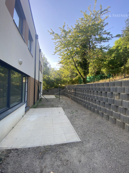 Predaj 3 izbového bytu s predzáhradkou na ulici Staré Grunty v Karlovej vsi
