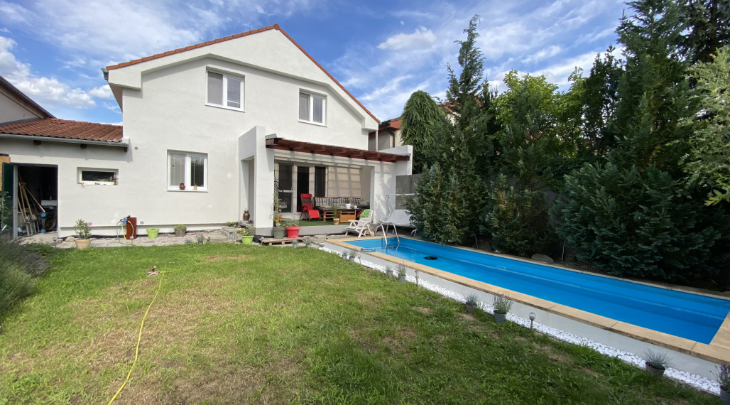Predaj príjemného dvojpodlažného rodinného domu s bazénom v tichej časti Stupavy