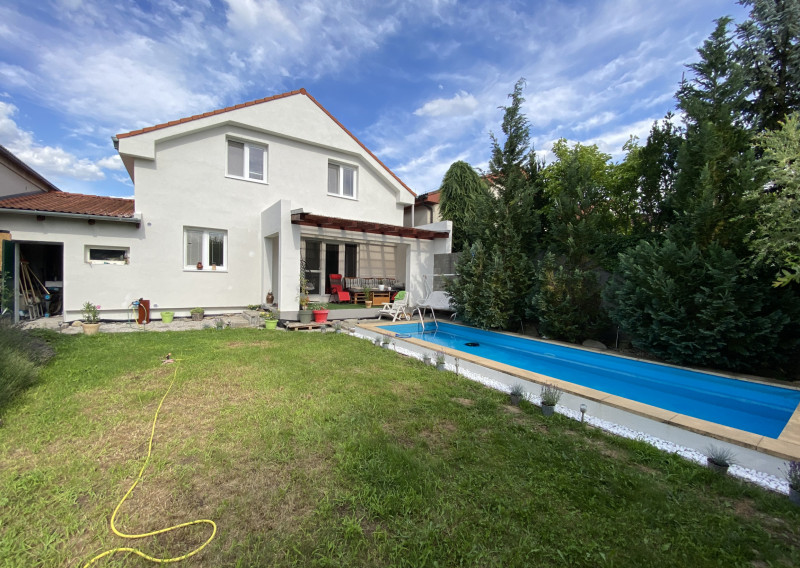 Predaj príjemného dvojpodlažného rodinného domu s bazénom v tichej časti Stupavy